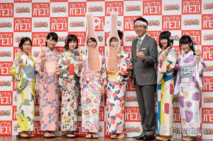 イベントの様子(左から)田野優花、小嶋真子、島崎遥香、山田菜々美、高橋朱里、福澤朗氏、横山由依、向井地美音