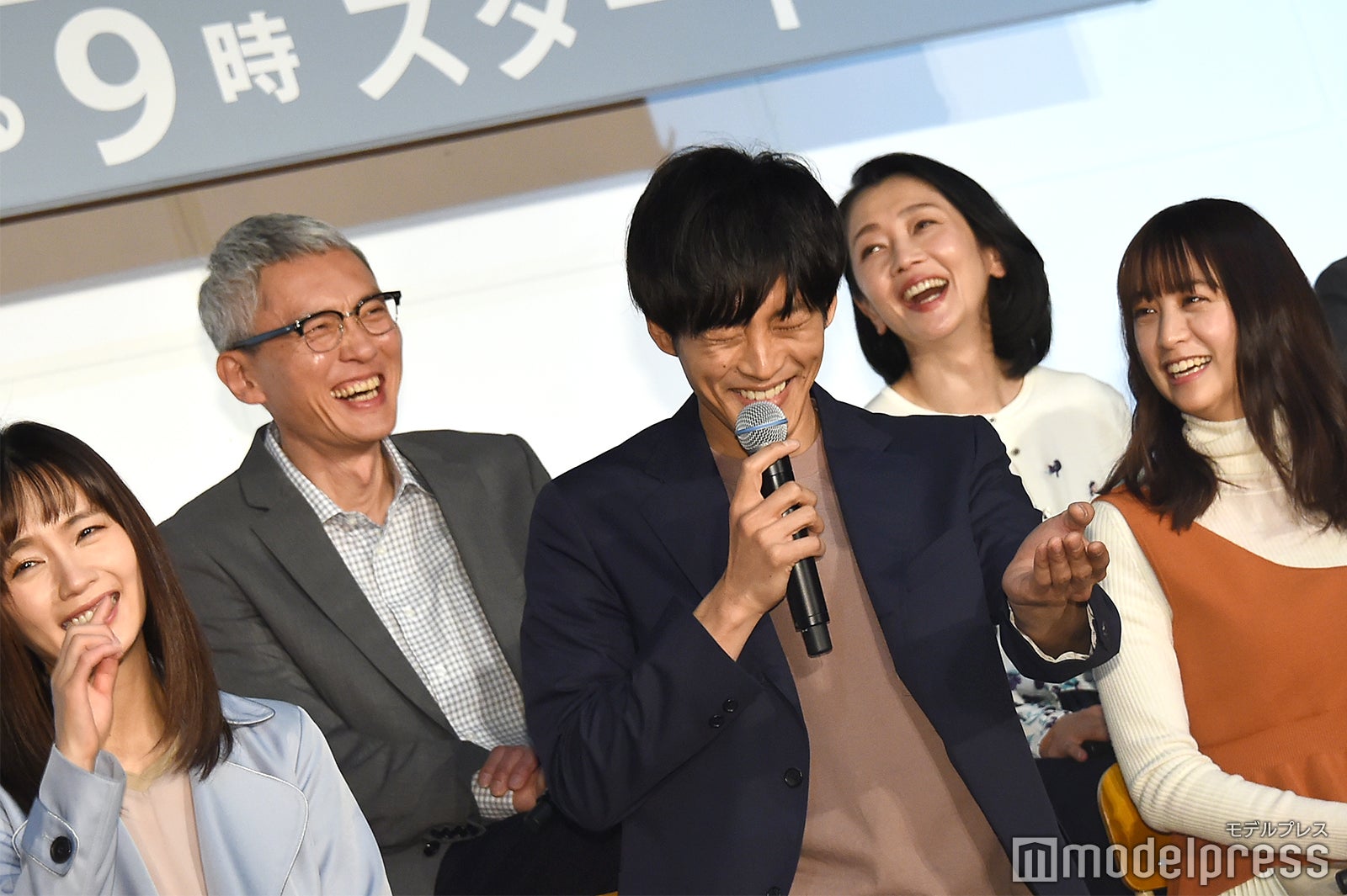 バレンタインデーのエピソードを再現した松坂桃李 （C）モデルプレス