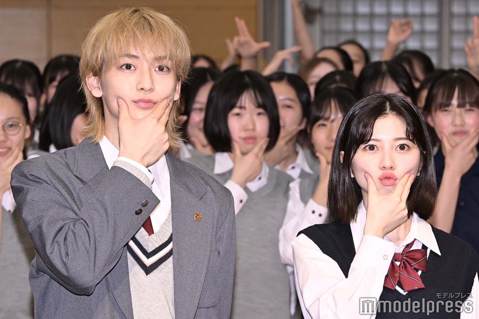 高橋文哉、桜田ひより（C）モデルプレス