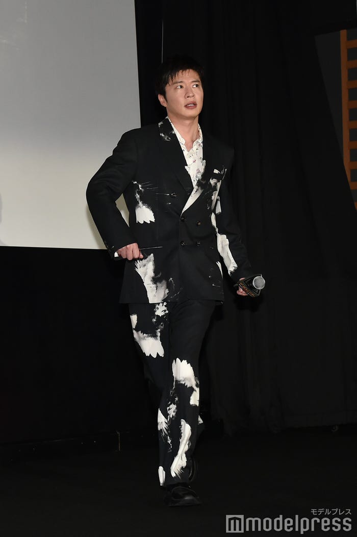 右手に花びらを隠し持っている田中圭(C)モデルプレス