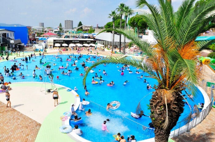 奥に行くほど深くなる「なぎさプール」。親子で遊べます