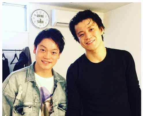 おばたのお兄さんが小栗旬の舞台観劇で楽屋訪問 “差し入れ”は大好物の…