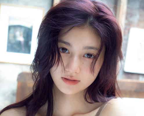 吉田あかり、美谷間強調のセクシーカットにドキッ