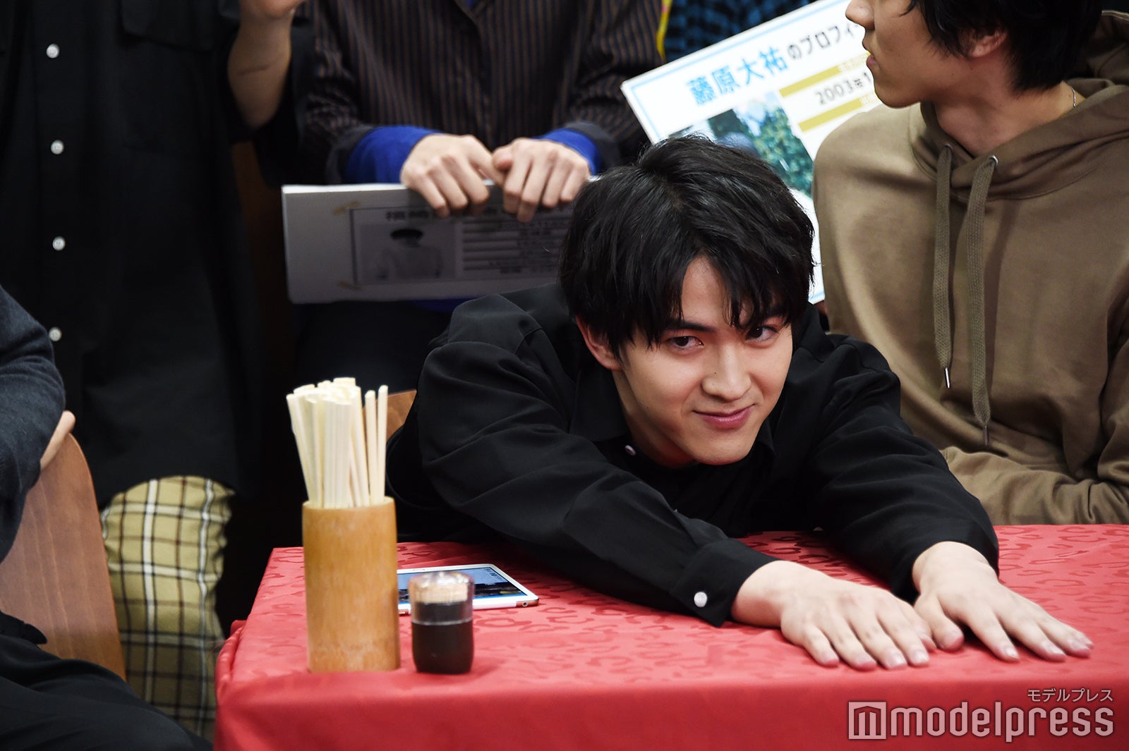 後ろの列が見やすいように前かがみになる甲斐翔真（C）モデルプレス