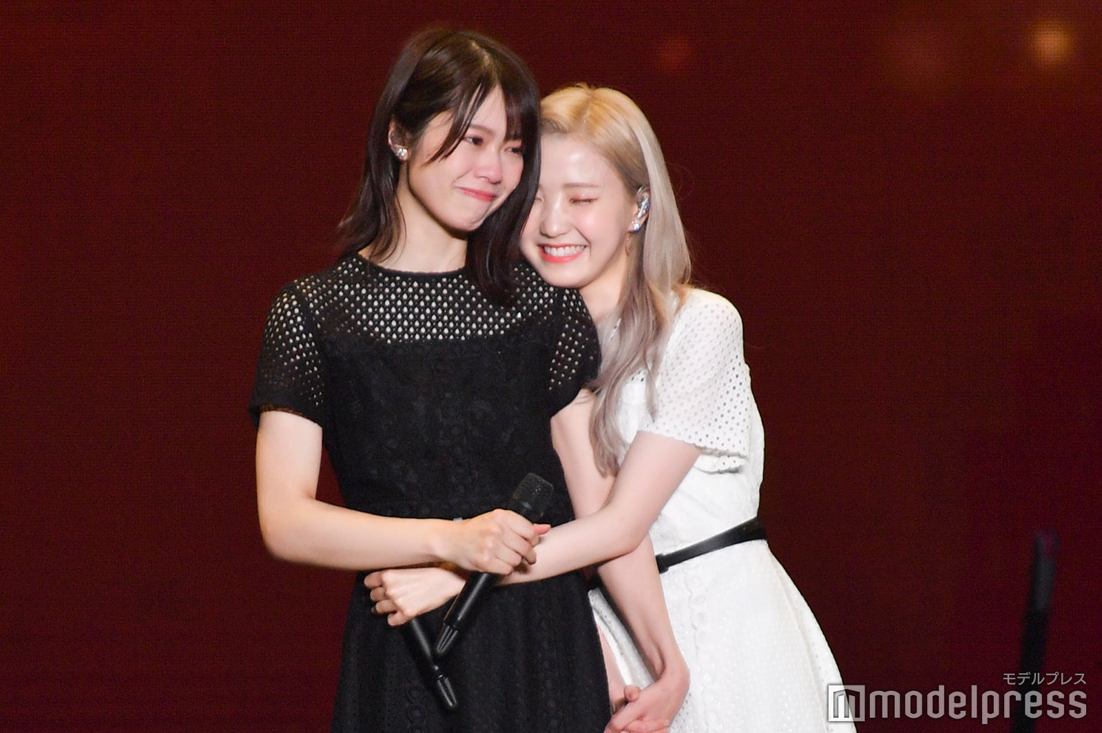 小田えりな、本田仁美「AKB48チーム8全国ツアー ～47の素敵な街へ～ ファイナル神奈川県公演」（C）モデルプレス