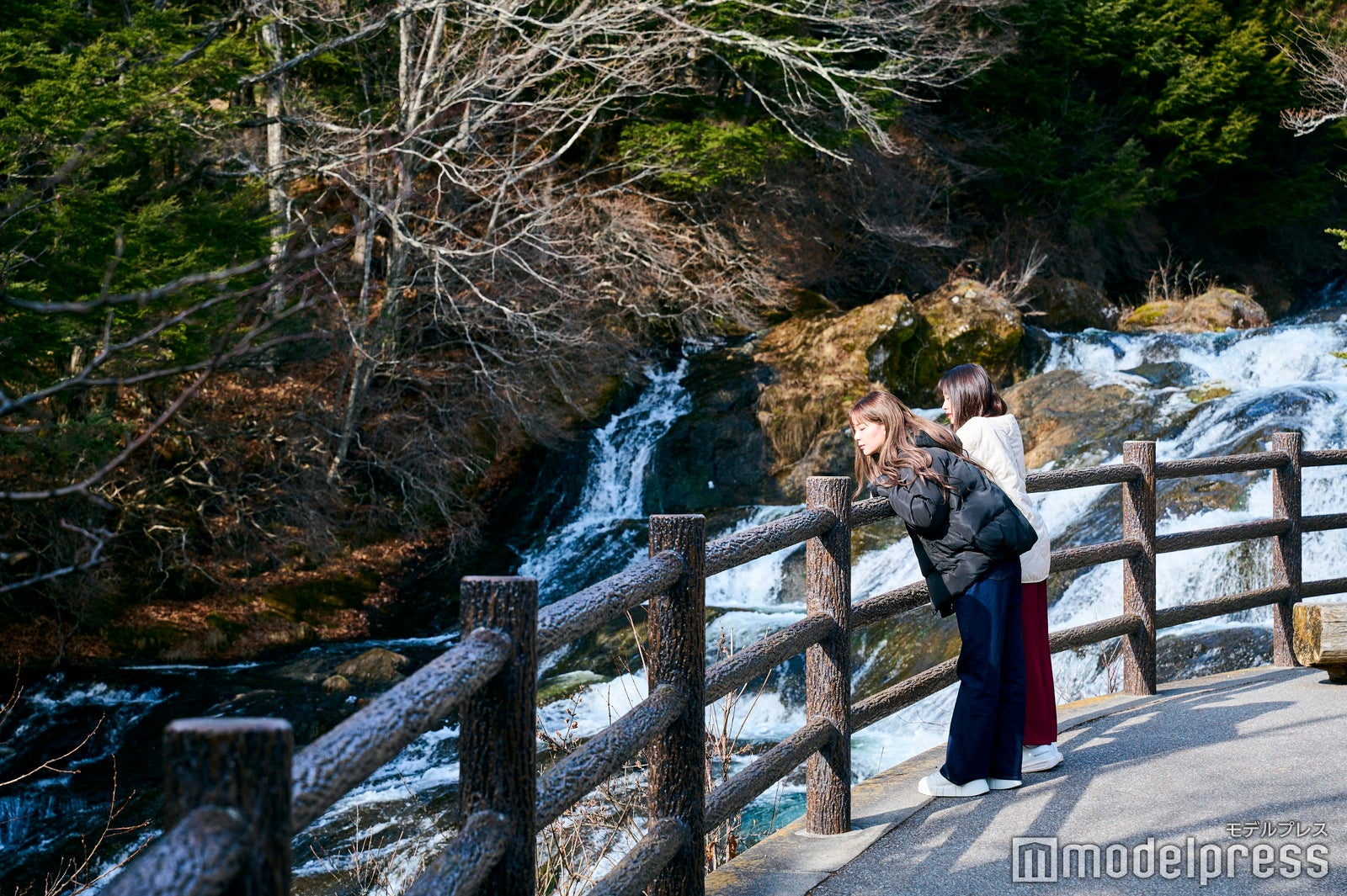 たくさんの岩の上を勢いよく流れる滝が間近で見られるおすすめスポットです（C）モデルプレス