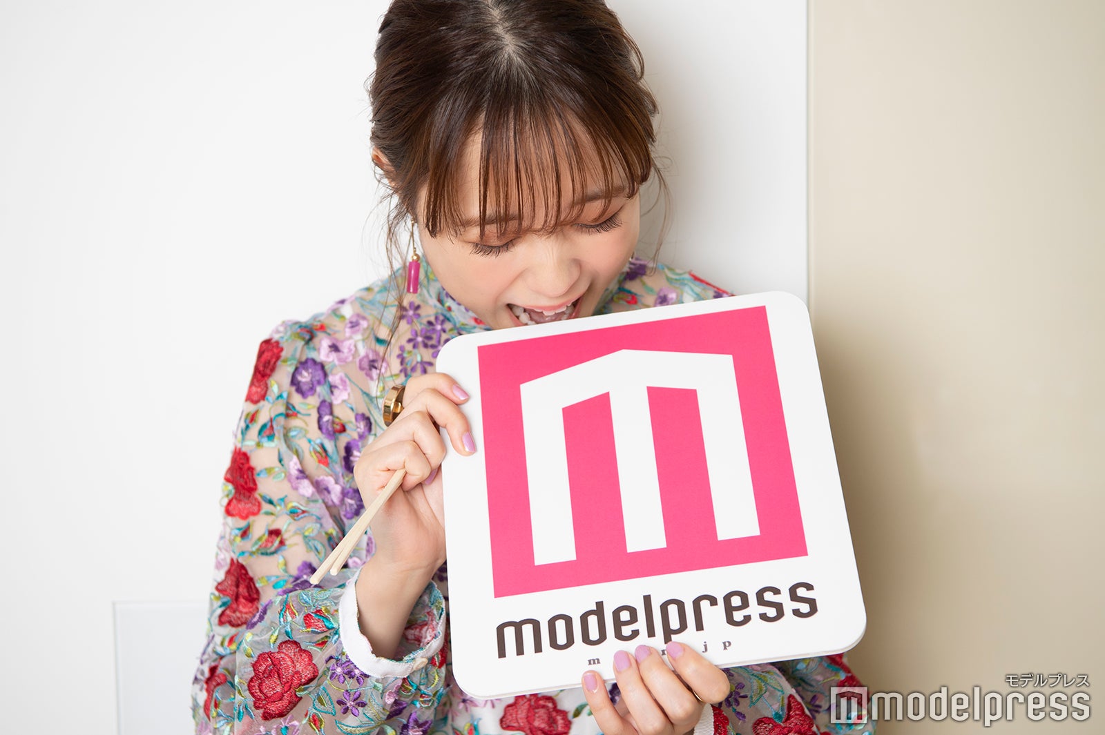 でも…やっぱりそのままガブッ！／大原櫻子（C）モデルプレス