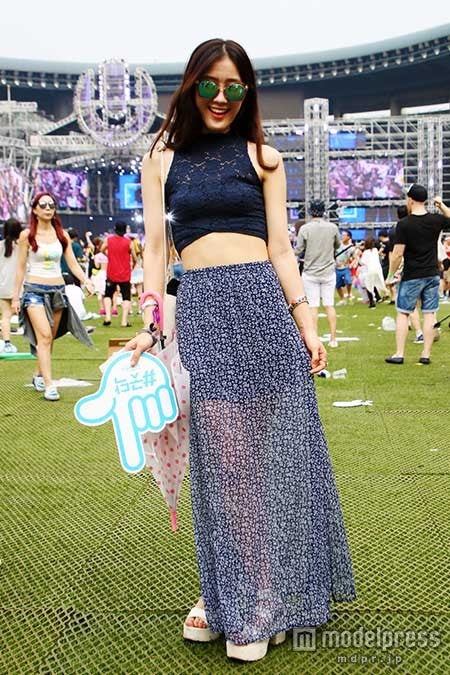 透け感のあるレース素材ならタートルネックも夏仕様