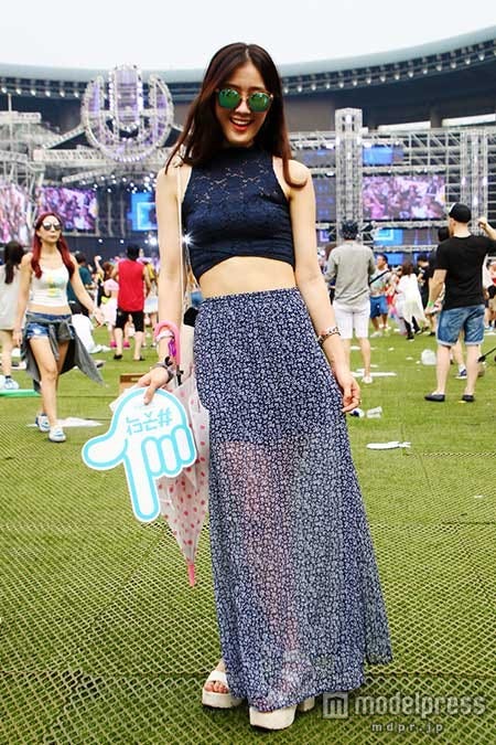 透け感のあるレース素材ならタートルネックも夏仕様