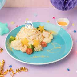 月の裏のレストラン すってんルセットの三日月パスタ税込1,760円(C)2023 SANRIO CO.,LTD.APPROVAL NO.L638832