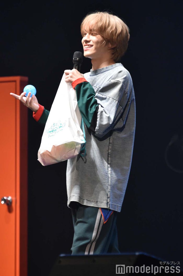 サインボールを投げる山下幸輝(C)モデルプレス