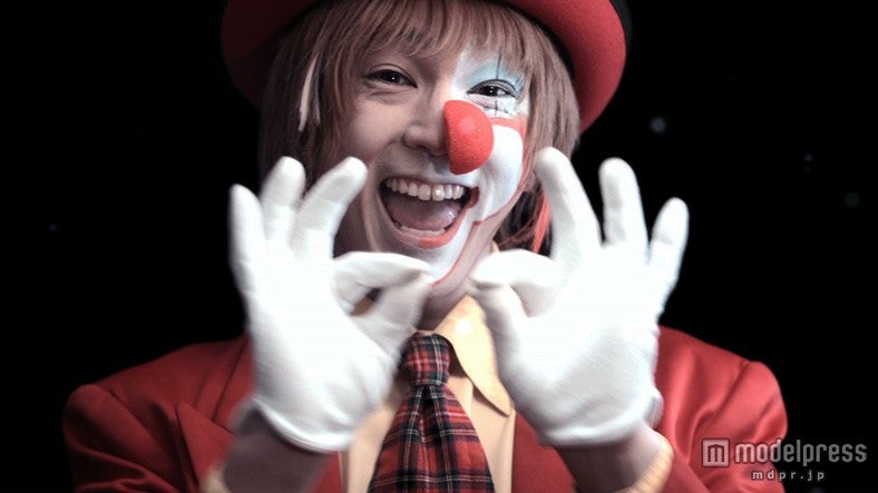 半顔メイクのピエロ／No.6「NEGAI」ミュージックビデオより