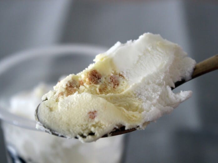 ミルクアイスと一緒に食べることで、最後まで食べ飽きない味に