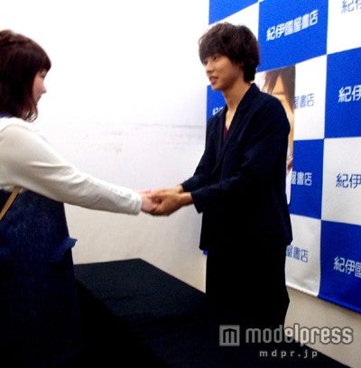 ファンと握手を交わす