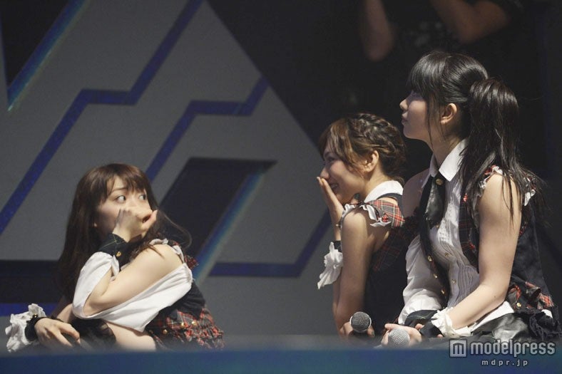 複雑な表情で選挙速報を見守るメンバー（C）AKS