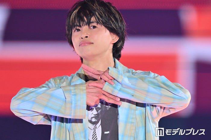 ONE N' ONLY草川直弥「ガルアワ」初登場で堂々ランウェイ “EVOL”ポーズ披露【GirlsAward 2024 S／S】