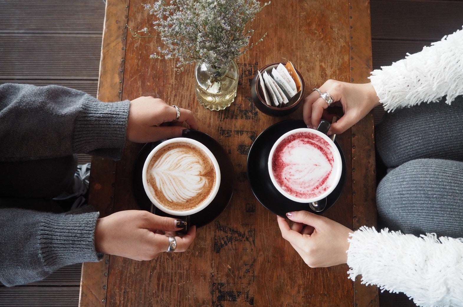 美術館併設のカフェでティータイム（提供写真）