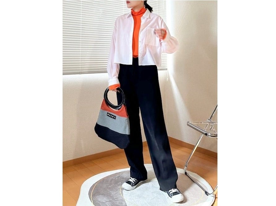 ボトムスとスニーカーの色を合わせると脚長効果もアップ 出典:WEAR