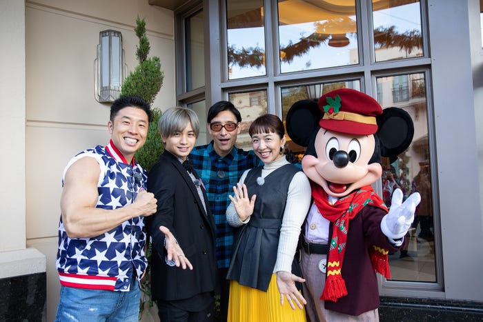 (左から)なかやまきんに君、中島健人、小宮山雄飛、浜口京子(C)Disney