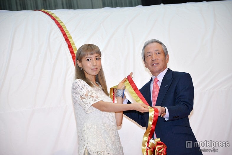 仲里依紗（左）