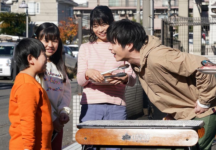 三倉佳奈、田中圭 (C)日本テレビ