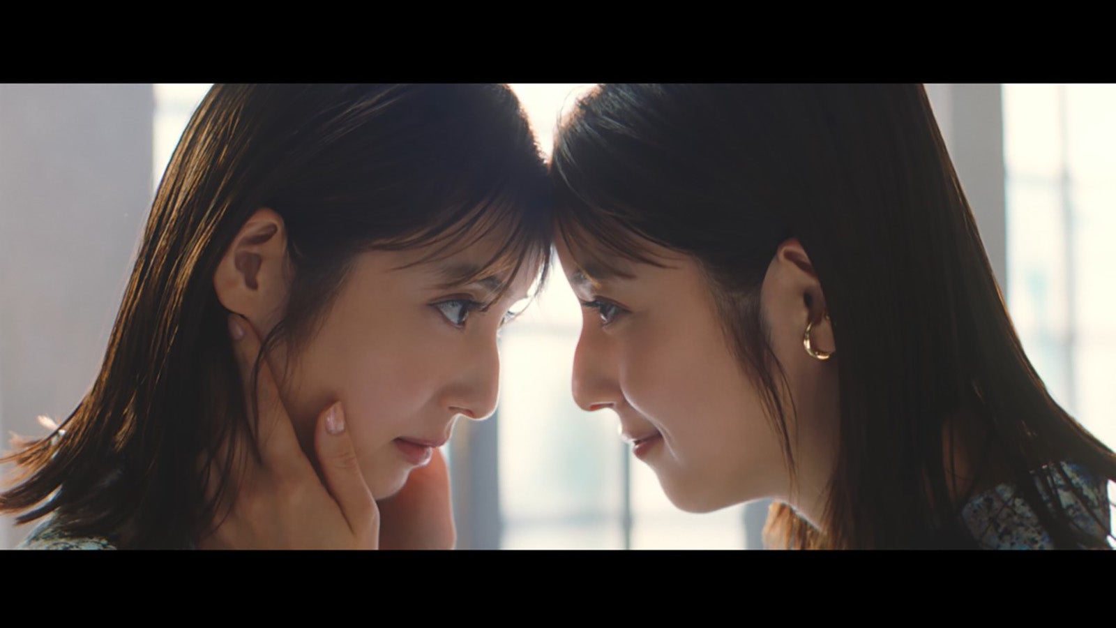 佐々木希／新CM「みつめる篇」場面カットより（C）2022 GMO CLICK Securities, Inc. All Rights Reserved.