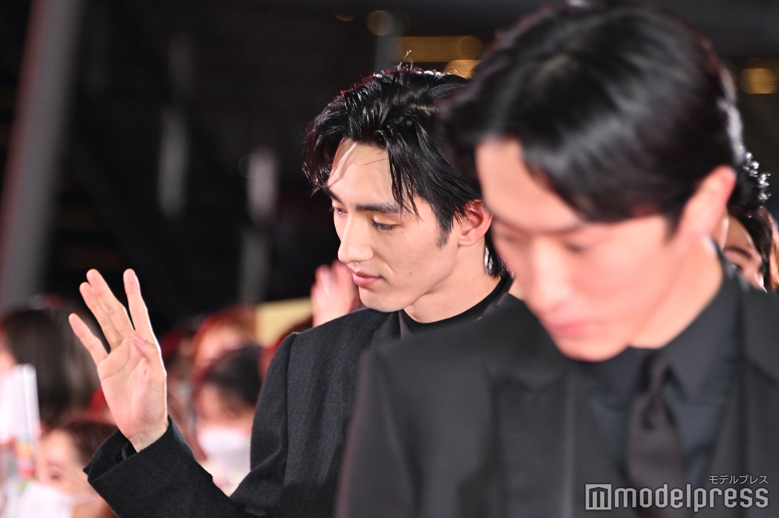 ファンに手を振る清水尋也（C）モデルプレス