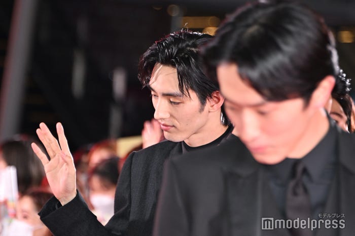 ファンに手を振る清水尋也(C)モデルプレス