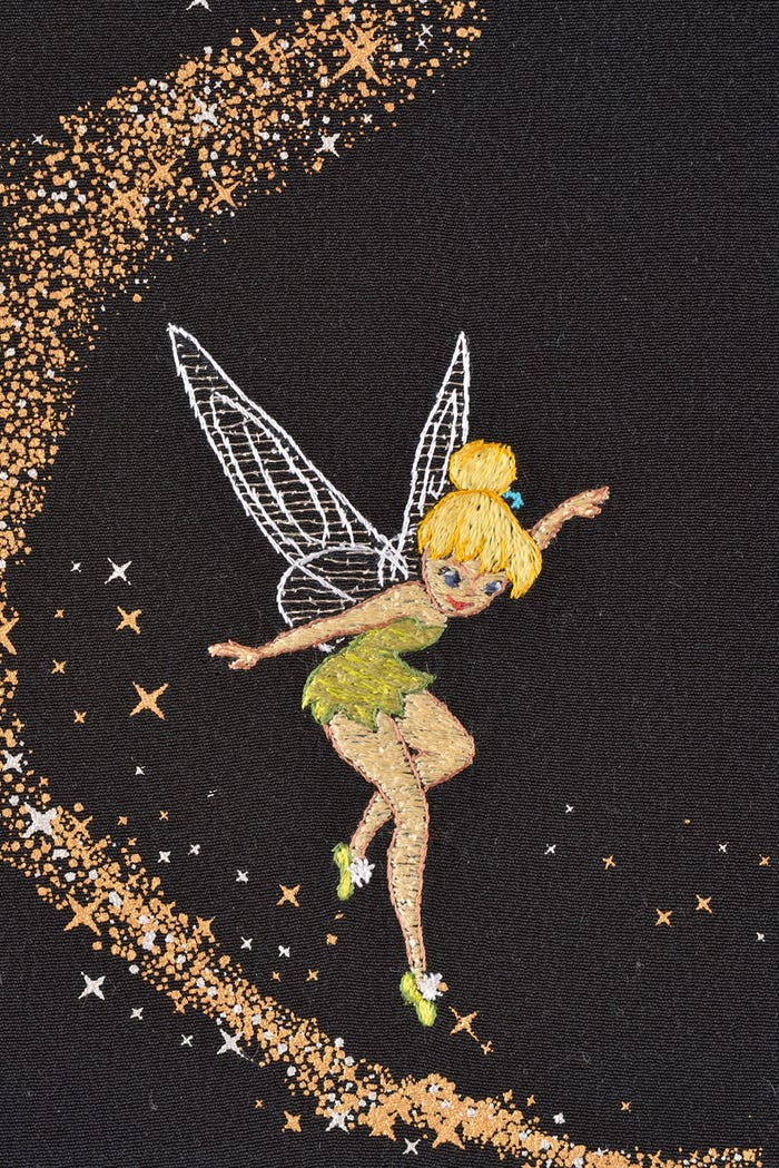 ティンカー・ベルの刺繍も(C)Disney