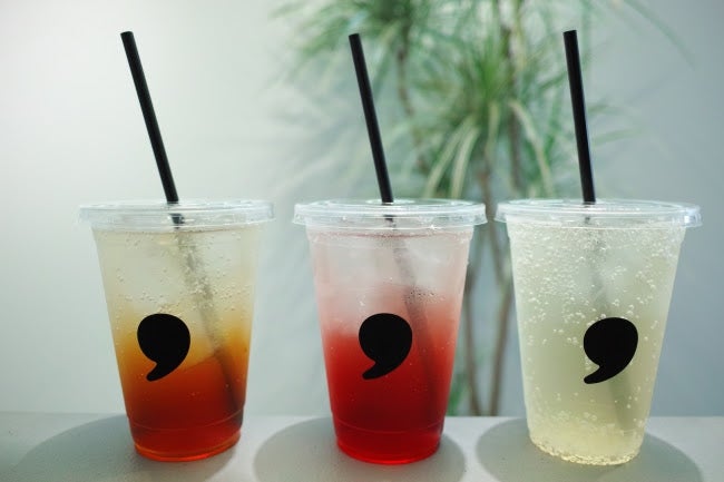 「commaソーダ（7種ハーブのブレンド） 」、「ピーチ＆烏龍」、「アプリコット＆ルイボス＆ハニー」／画像提供：ティーカンパニー