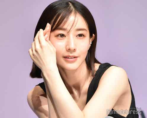 田中みな実、美背中ざっくりワンピ姿で“欲しがりポーズ”披露 美肌の秘訣語る