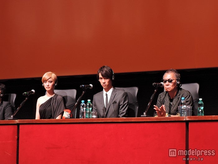 記者会見の模様