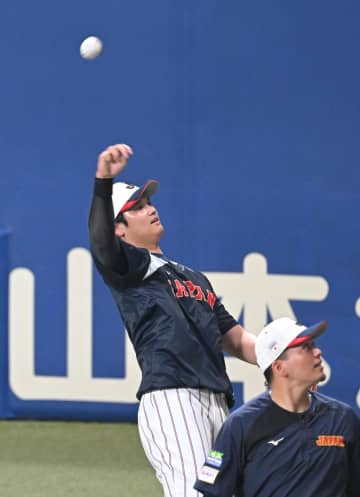 侍ジャパン 大谷翔平が投げ入れたボールで広がった温かい光景 キャッチした男性ファンの周囲で触り合う みんな笑顔に