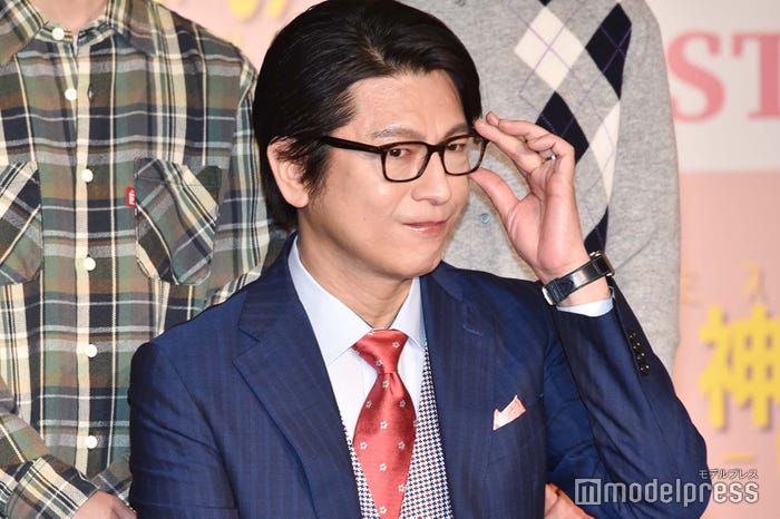 メガネを使ってポージングする及川光博 (C)モデルプレス