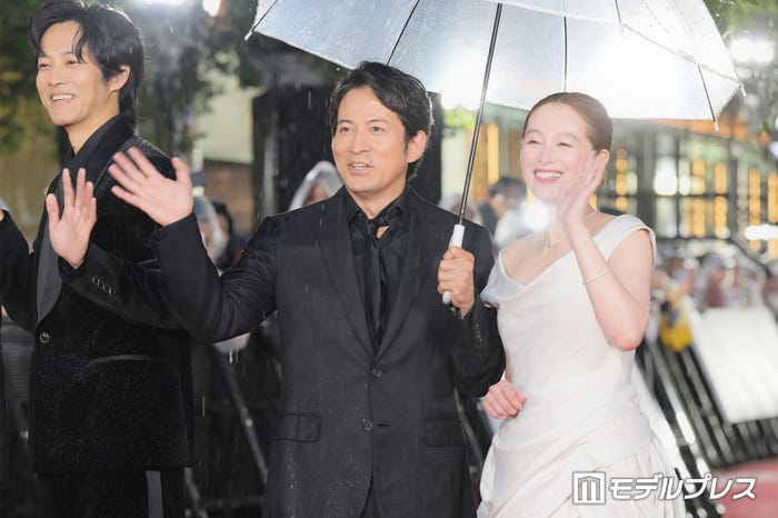 松坂桃李、岡田准一、清野菜名(C)モデルプレス