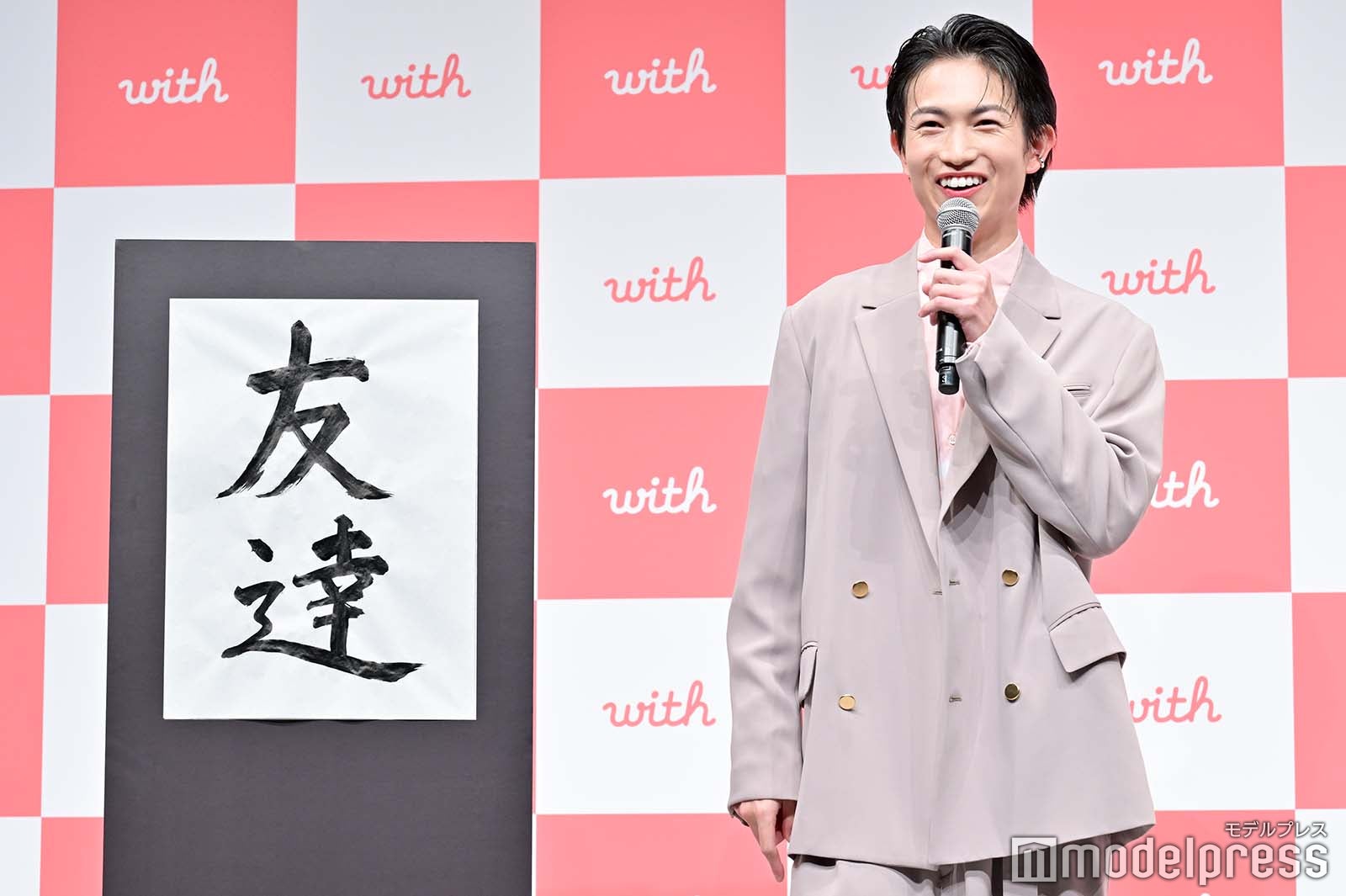 達筆を披露した綱啓永（C）モデルプレス