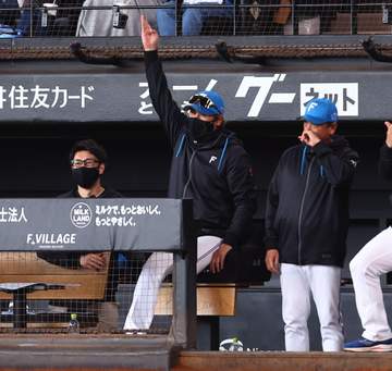 日本ハム・新庄監督がリクエスト成功 逆転2ラン被弾の判定が覆りファウルに 場内大歓声