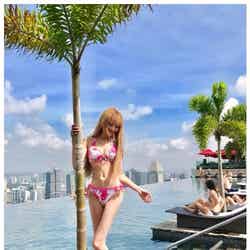 愛沢えみり、シンガポールで「文句なし」の水着姿披露 身内の豪邸にも驚きの声