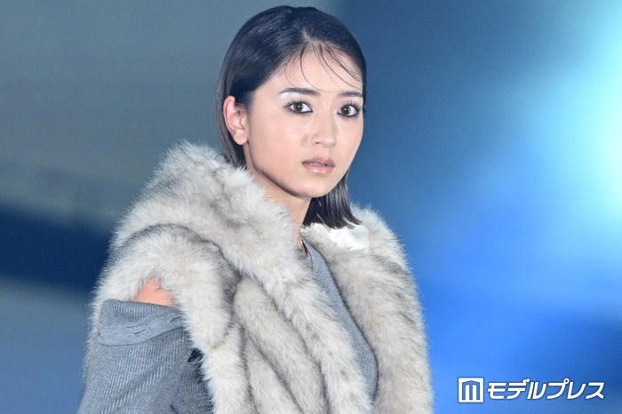 みちょぱ、肩出しトップスで肌見せ クールな表情に観客釘付け【GirlsAward 2024AW】