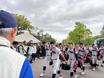 青森で横浜・織田翔希フィーバー バス到着前に300人の観衆ズラリ→降りてくると「おおっ」どよめく 日米注目のドラフト1位候補
