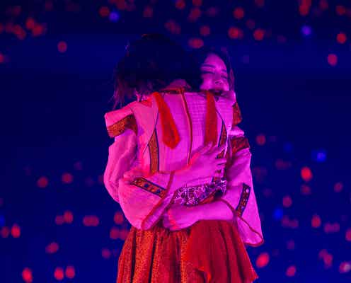 櫻坂46小林由依、藤吉夏鈴と3度の熱いハグ 卒コン特別仕様の「Start over!」が圧巻「鳥肌立った」「泣いた」<小林由依卒業コンサート>