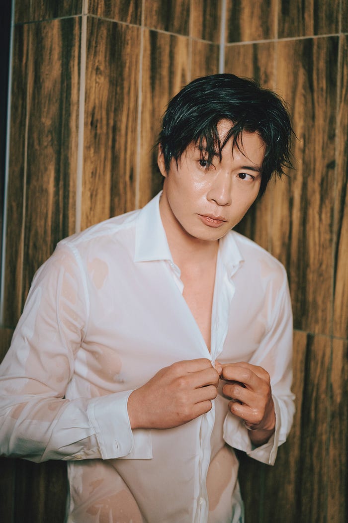 問題の“シャツを着たままシャワーを浴びる”田中圭(C)講談社/川崎一貴