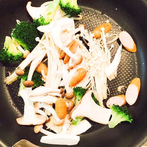 手順3：フライパンにオリーブオイルを熱し強火でさっと炒める／画像提供：柏原歩