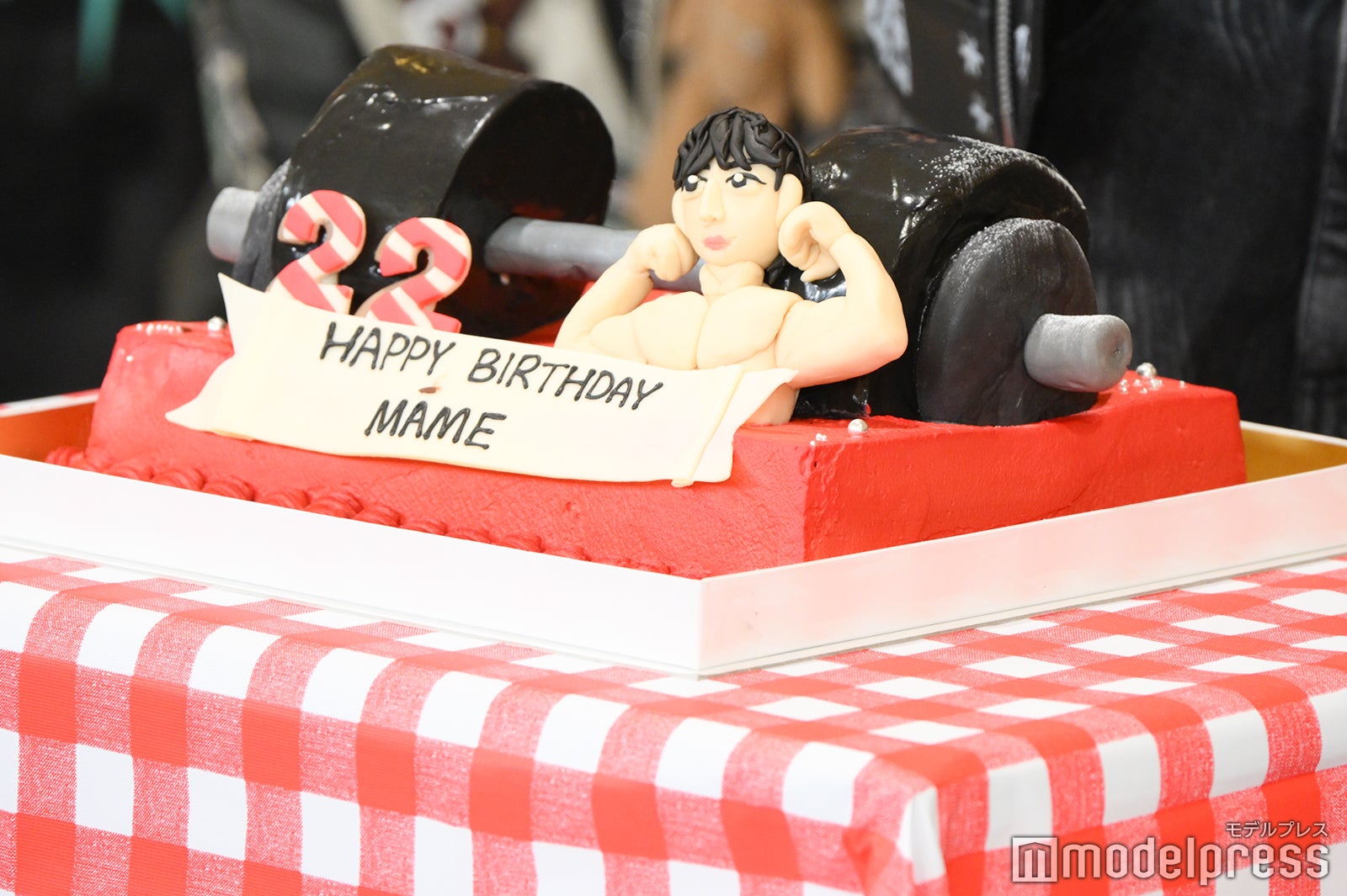 ダンベルを模したバースデーケーキ（C）モデルプレス