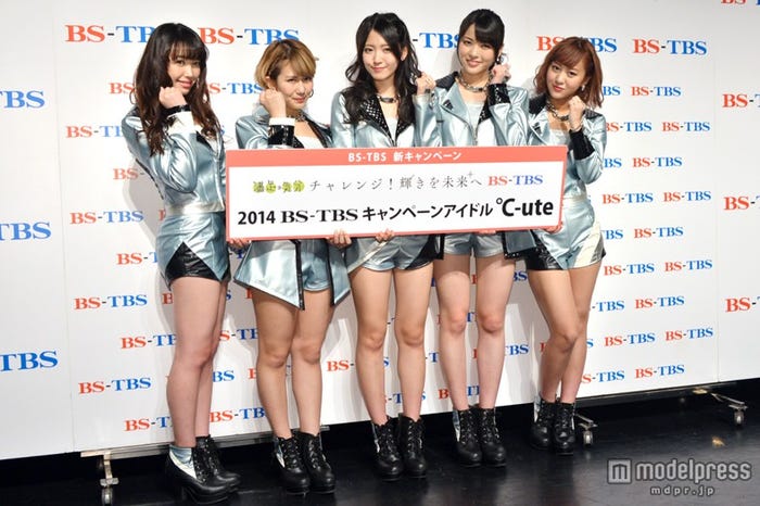 ℃-ute(左から:中島早貴、岡井千聖、鈴木愛理、矢島舞美、萩原舞)