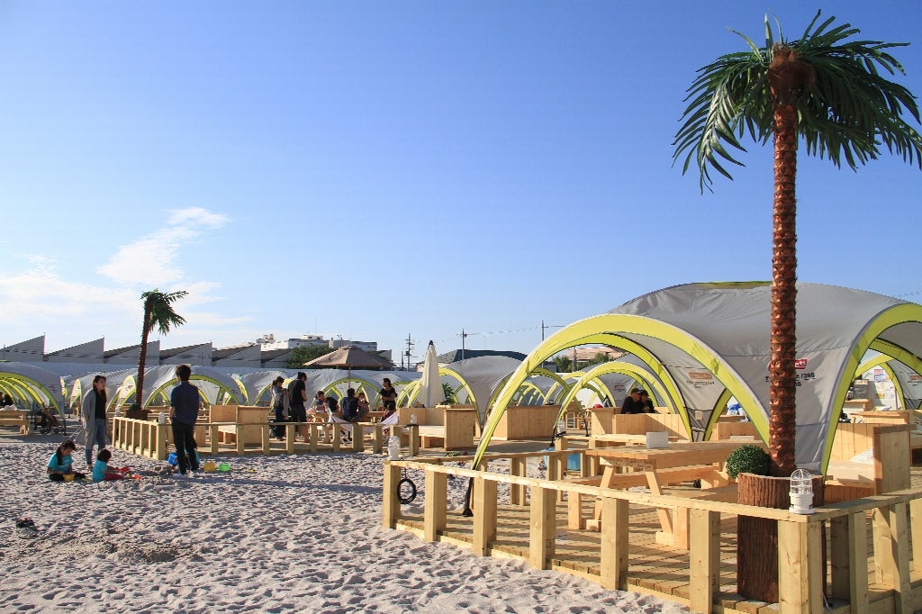 東京・立川に南国ビーチパーク「タチヒビーチ」が誕生　BBQに砂風呂…“海のない”異色のリゾート空間／画像提供：ソトイク