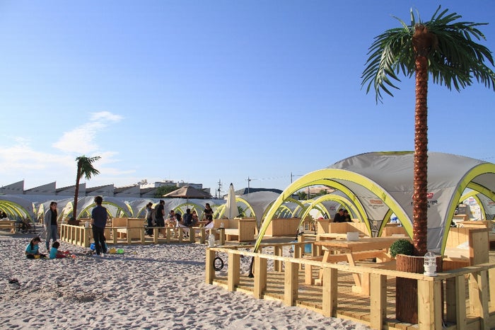 東京・立川に南国ビーチパーク「タチヒビーチ」が誕生　BBQに砂風呂…“海のない”異色のリゾート空間／画像提供：ソトイク