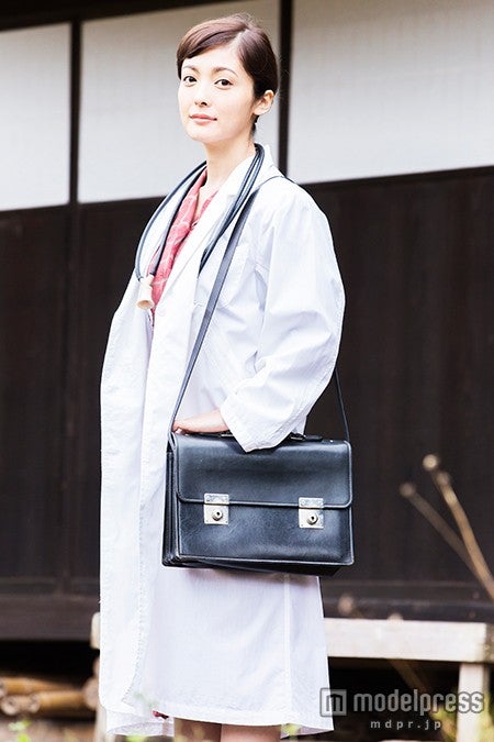 平山あや、8年ぶり映画主演“伝説の女医”に挑む