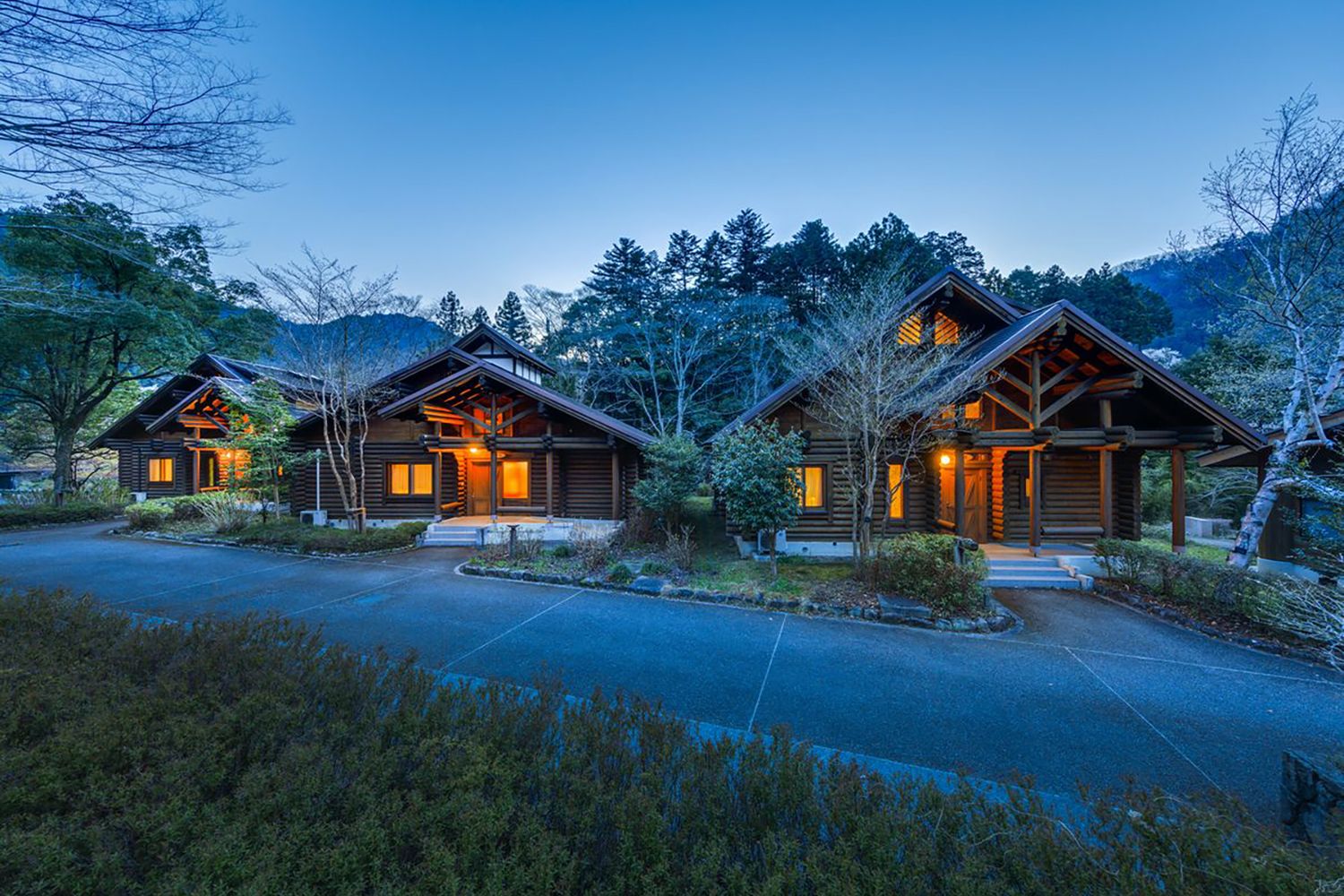 川沿いのログハウス1棟はペットも可／画像提供：一般財団法人休暇村協会