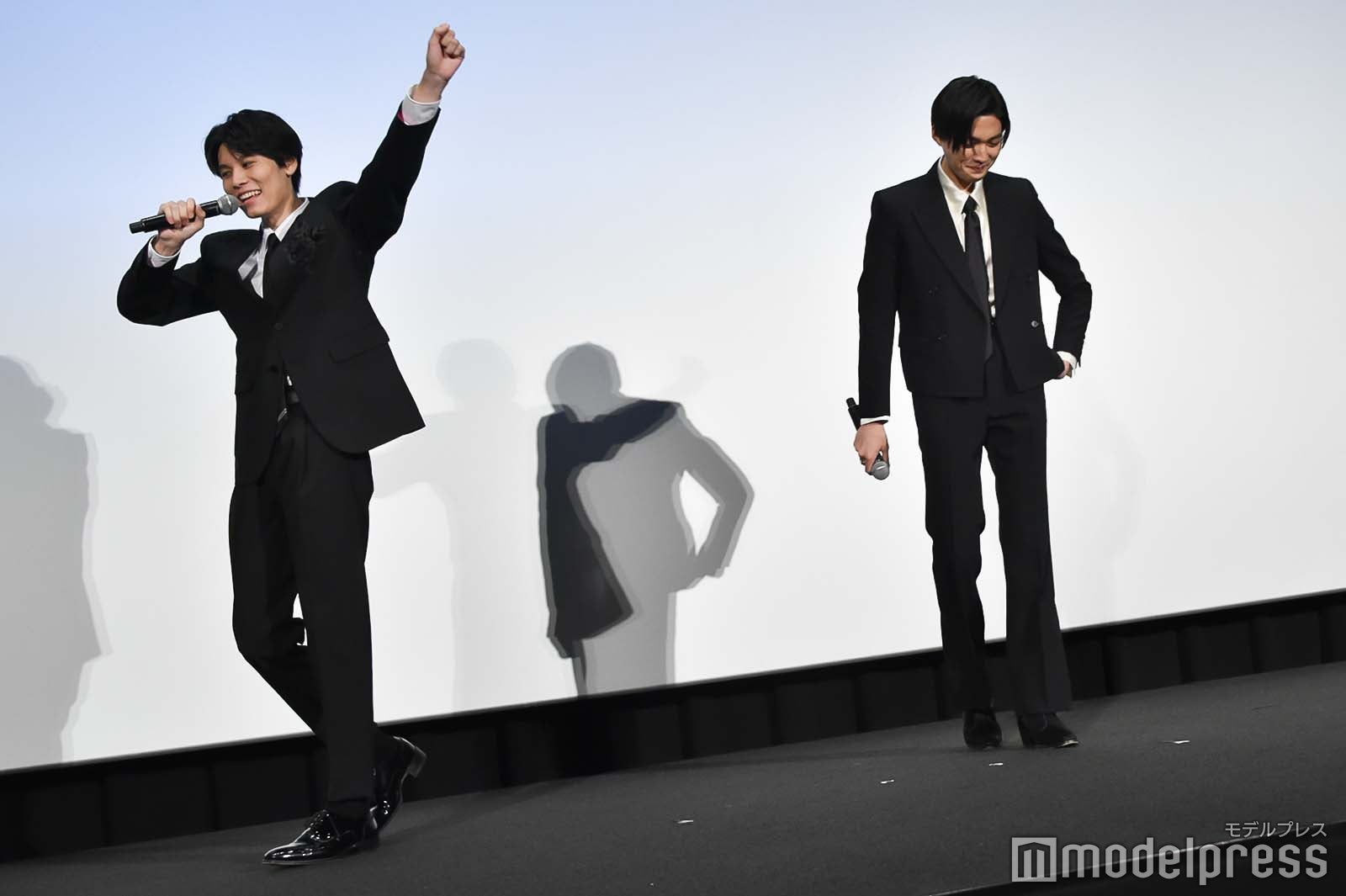 勝った萩原利久、負けた八木勇征（C）モデルプレス